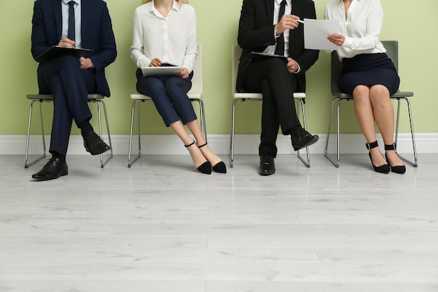 Foto persone in attesa di un colloquio di lavoro al chiuso in primo piano