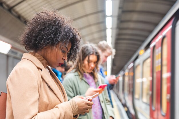 Photo people waiting for metro train in london