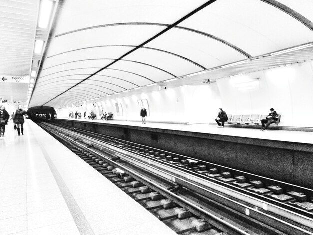 Foto gente in attesa alla stazione ferroviaria