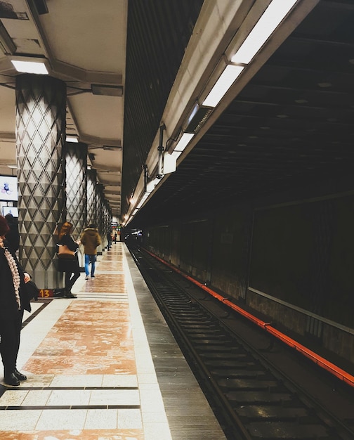 Photo people waiting at subway station