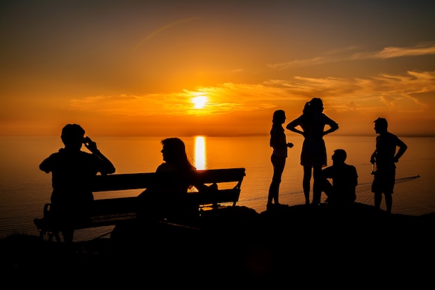 Persone che aspettano un tramonto