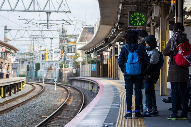 列車を待っている人。