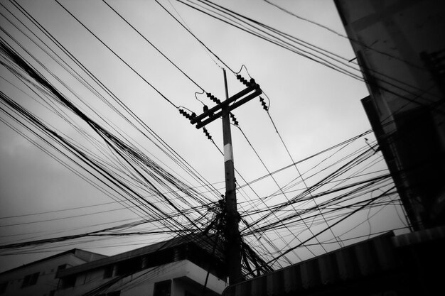 Photo people walk by the iconic khaosan road street