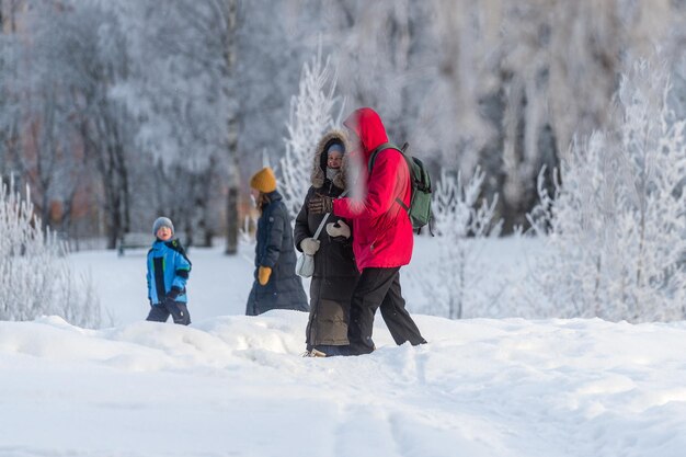 Люди на прогулке в зимнем парке в морозную погоду, Россия, Гатчина, январь 2024 года.