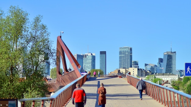 Foto persone che camminano su un ponte con un ponte che dice pedoni