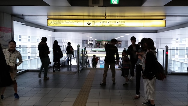 写真 地下鉄駅で歩いている人々