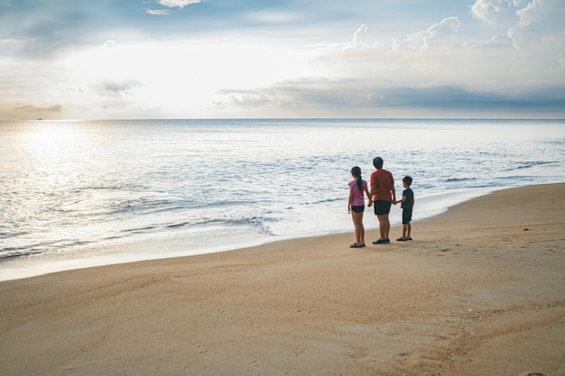 Photo people walking at beach against sky