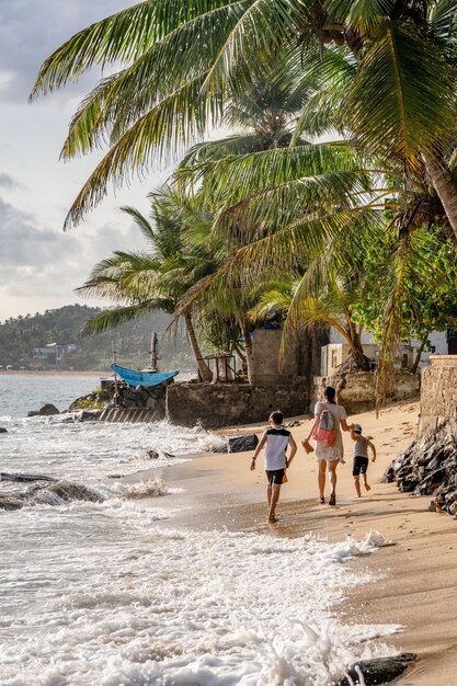 Photo people walking on the beach photo