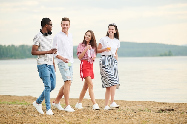 Persone che camminano sulla spiaggia