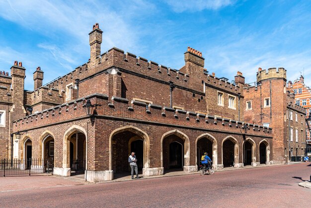 Photo people walking by marlborough road in front of st james palace in westminster a sunny day