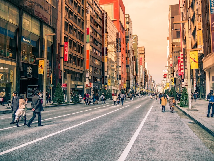 Photo 建物の中の街を歩く人々