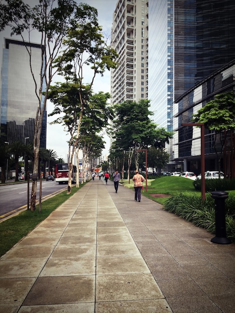 Photo people walking in city