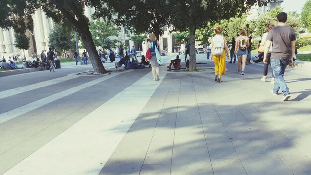 Photo people walking in city