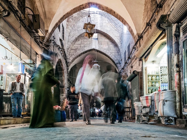 Foto persone che camminano nel corridoio dell'edificio