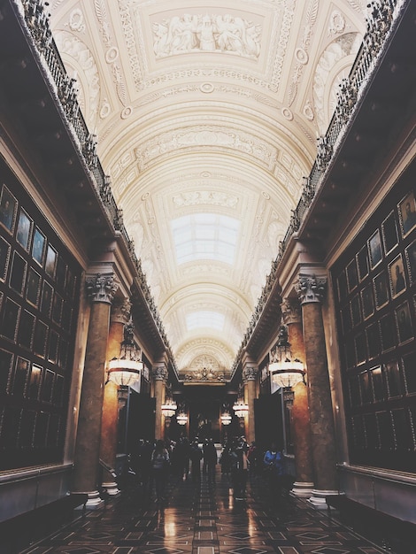 Photo people walking in corridor of building