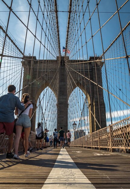 Photo people walking on footbridge in city