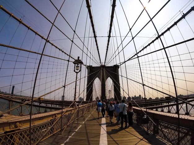 Foto gente che cammina sul ponte pedonale