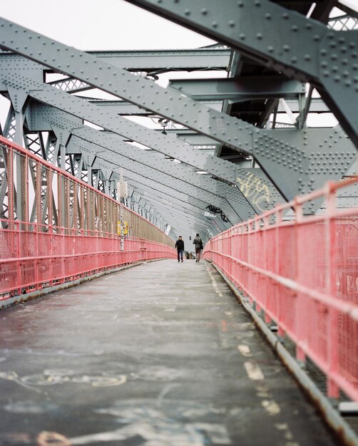 Foto persone che camminano sul ponte pedonale