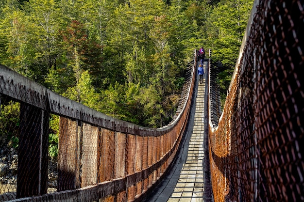 Photo people walking on footbridge