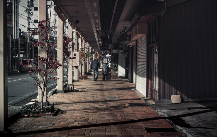 Photo people walking on footpath amidst buildings in city