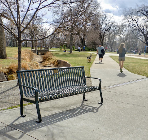 Photo people walking on footpath at park