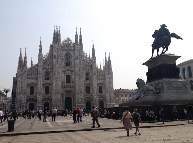 Foto gente che cammina davanti alla cattedrale