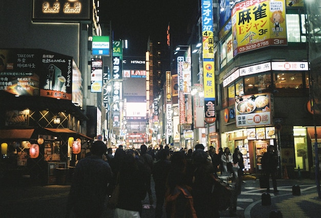 東京の照らされた通りを歩く人々