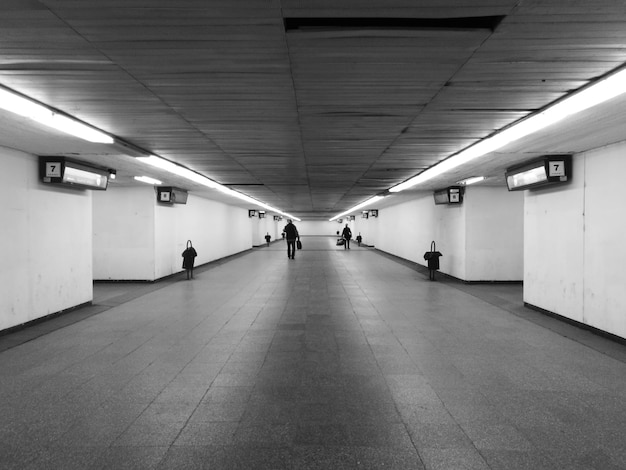 写真 地下鉄の駅で歩いている人々