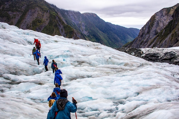 Photo people walking on mountain during winter