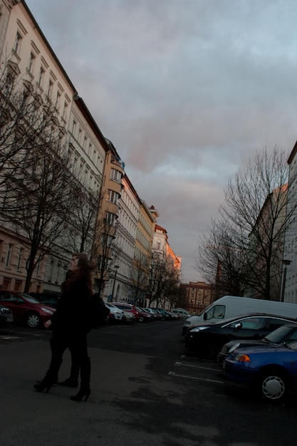 Фото Люди, идущие по городской улице.