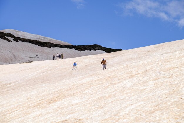 写真 空に逆らって山を歩く人々