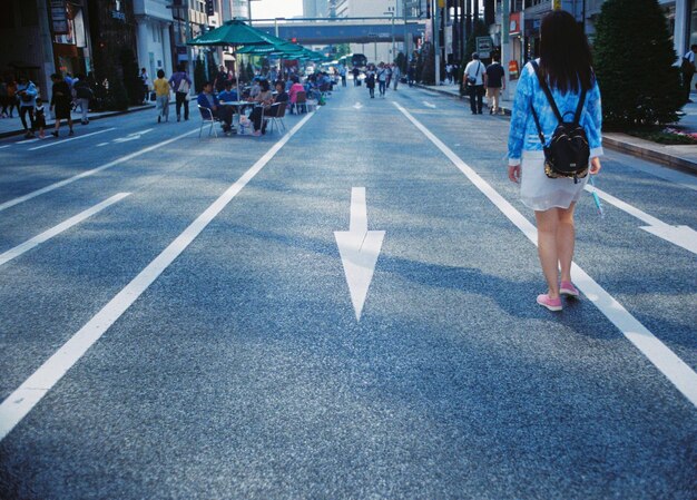 写真 道路を歩く人々