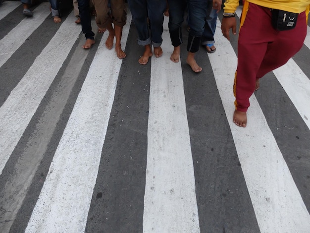 写真 道路を歩く人々