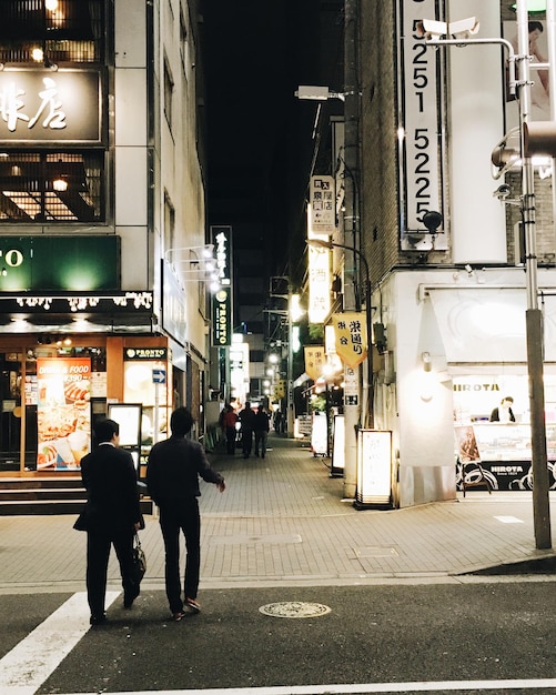 사진 밤에 거리를 고 있는 사람들