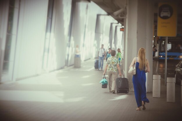 写真 街を歩く人々 ⁇