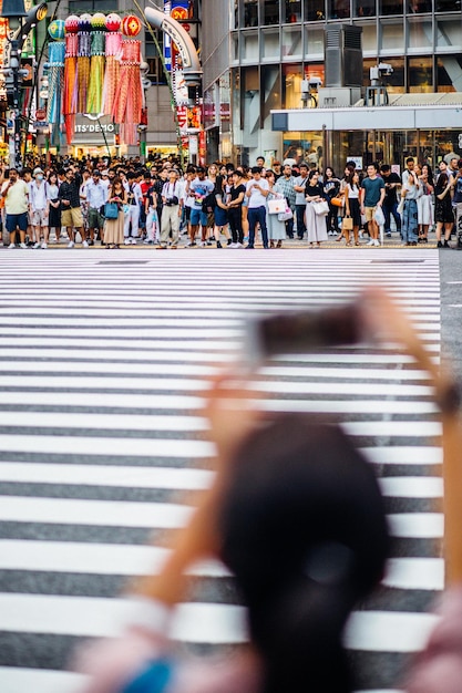 写真 街を歩く人々