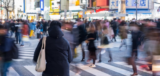 写真 街を歩く人々