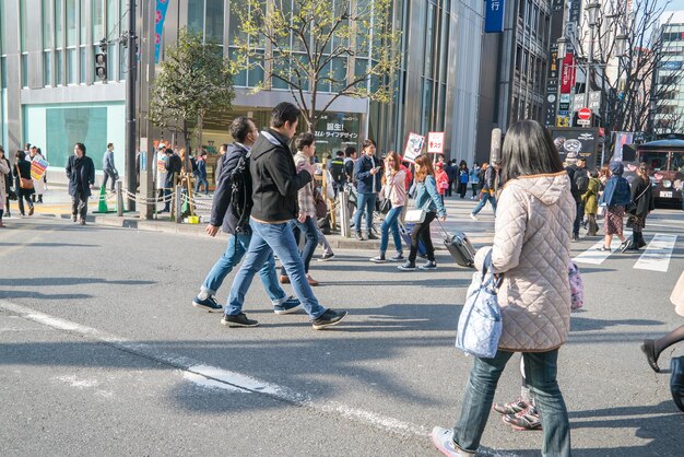 사진 도시 에서 거리 를 고 있는 사람 들