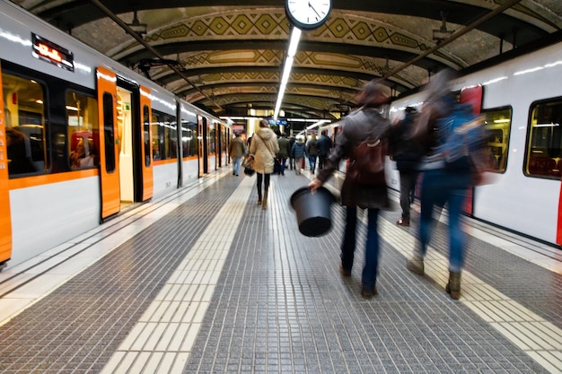鉄道駅のプラットフォームを歩く人々