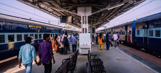 Photo people walking on railroad station platform