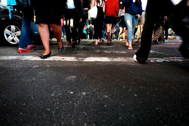 Photo people walking on road