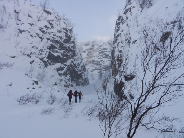 Photo people walking on snow covered landscape