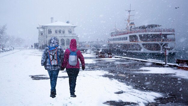 雪に覆われた道を歩く人々