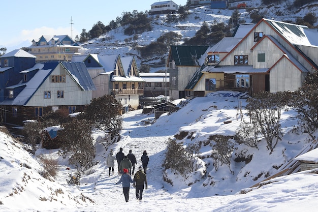 Photo people walking in the snow in the winter