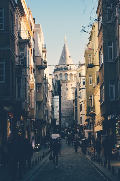 Photo people walking on street amidst buildings in city