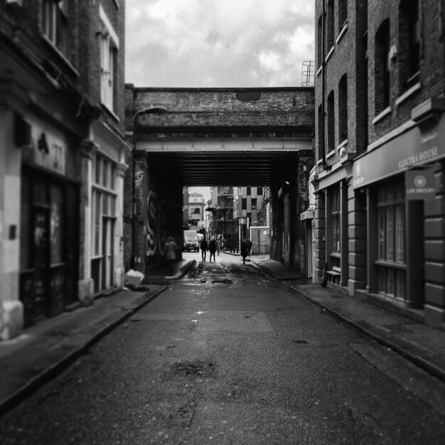 Photo people walking on street amidst buildings in city