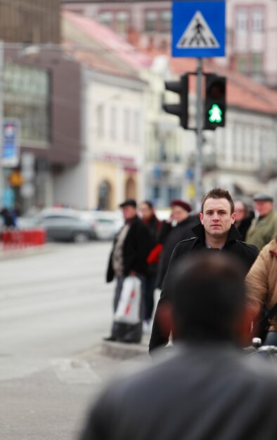 Foto gente che cammina per strada in città