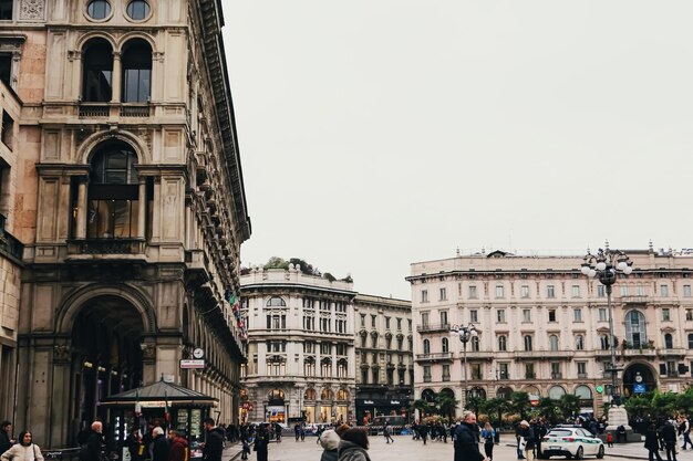 Foto gente che cammina per strada