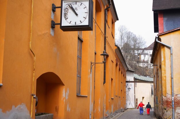 Foto gente che cammina per strada