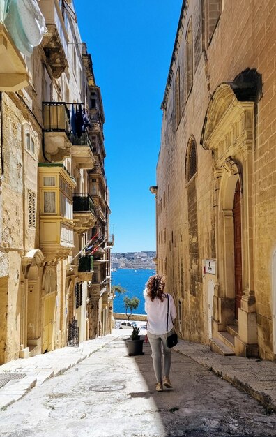 Foto gente che cammina per strada